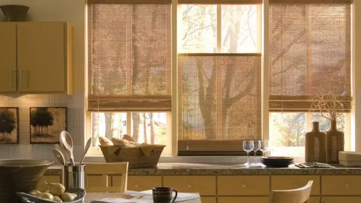 Бамбуковые шторы на кухне