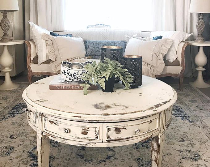 круглый деревянный стол в интерьере