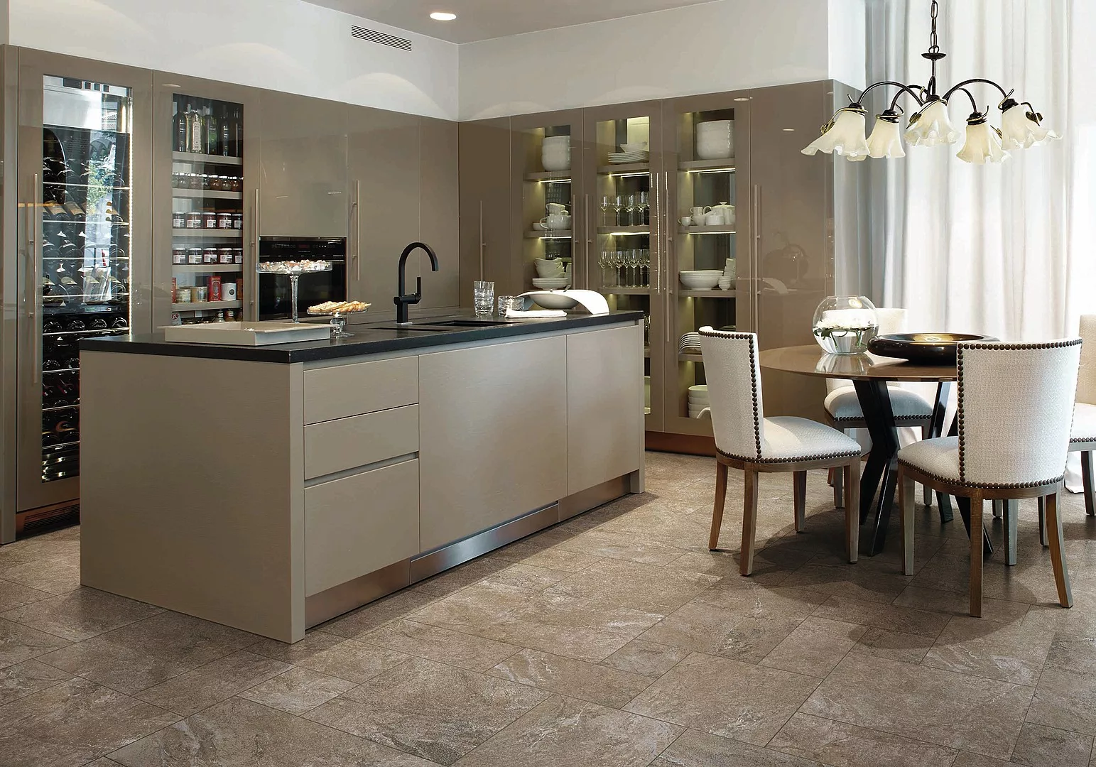 Керамогранит на кухне на полу