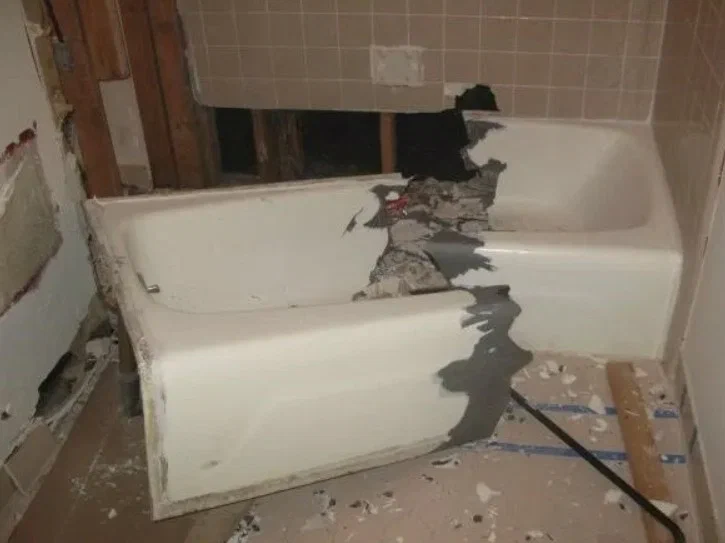 поломанная советская сантехника