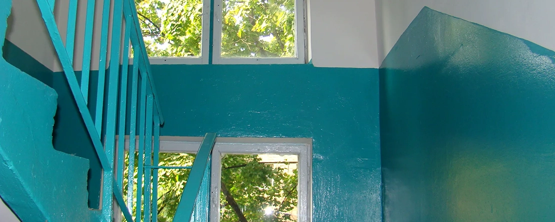 Зачем в СССР красили стены наполовину