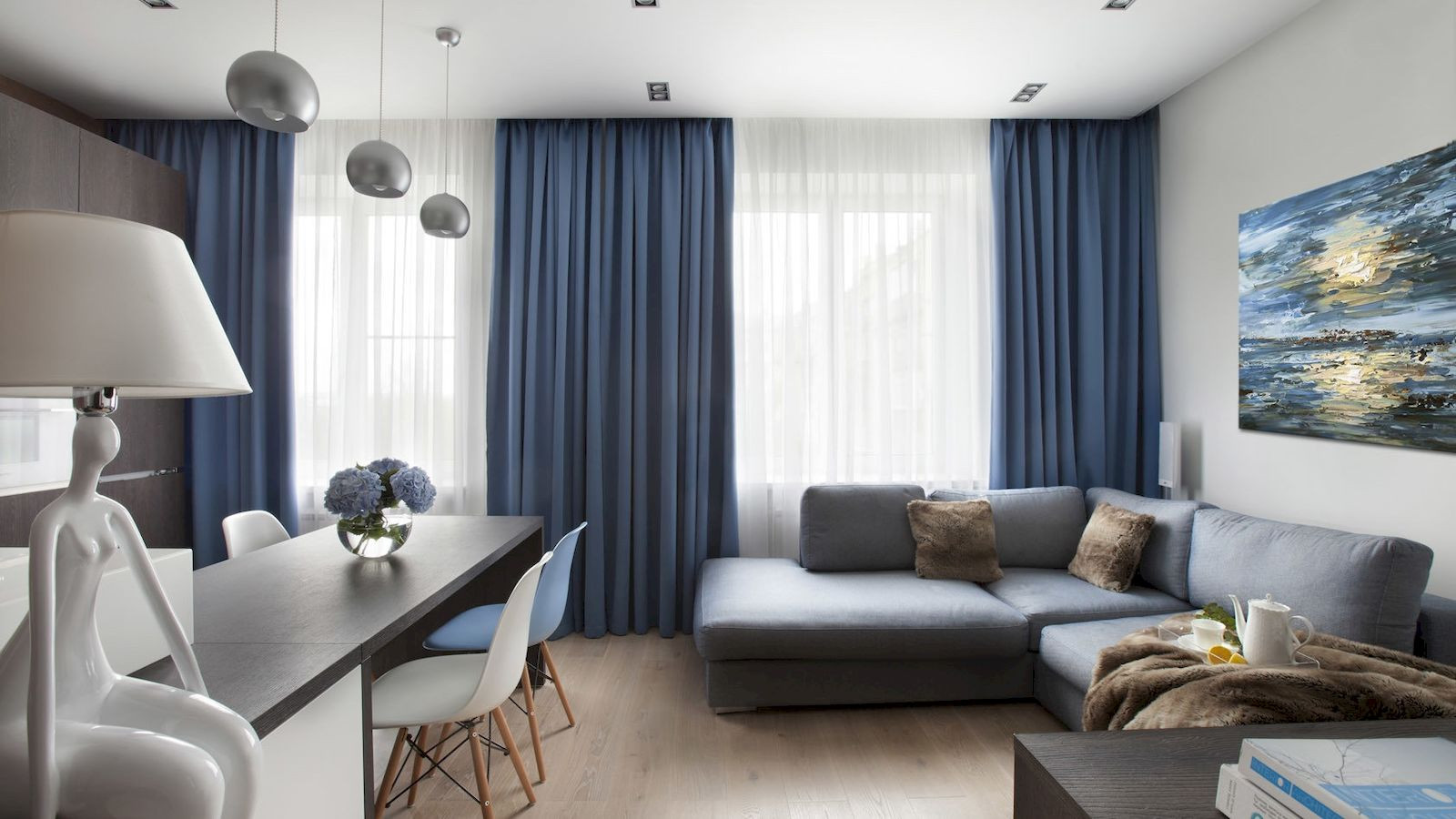 дизайн с синими шторами