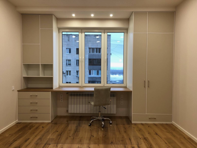 стол подоконник в комнате