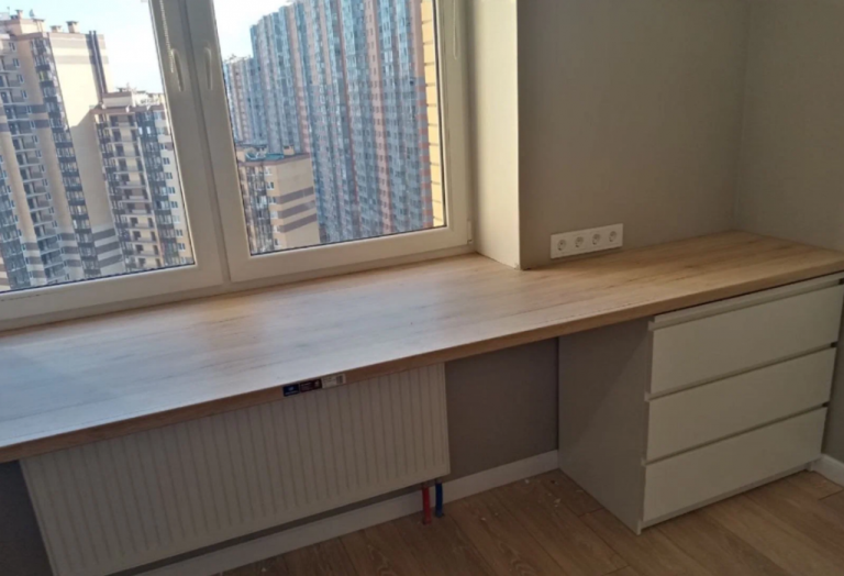 стол подоконник в детской