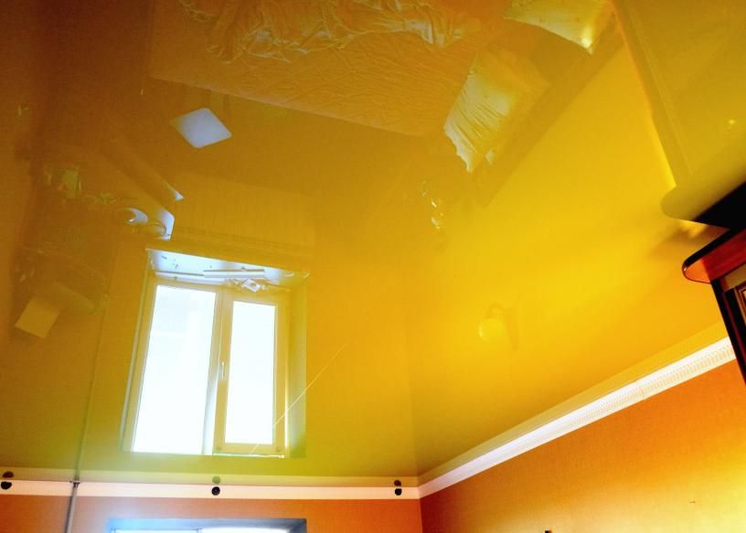 глянцевый натяжной потолок