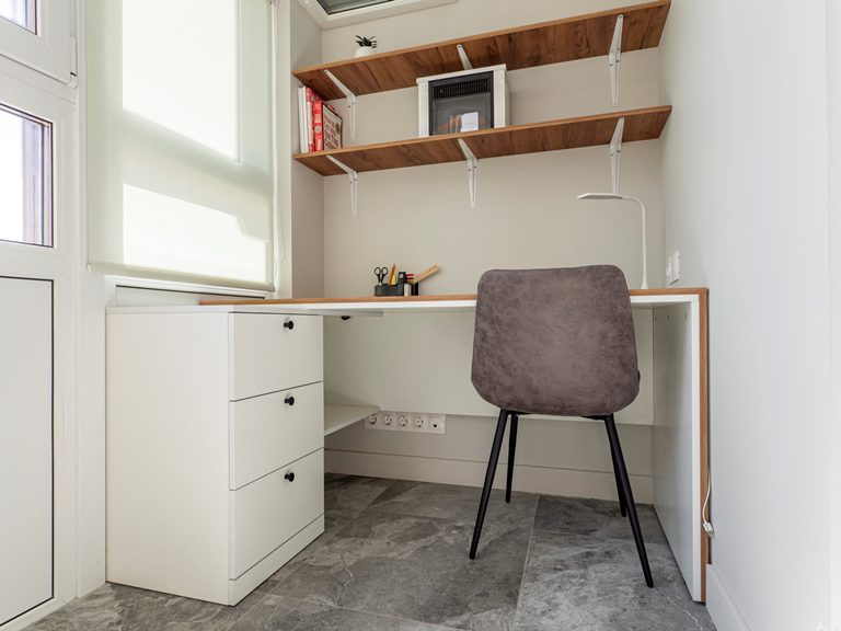 рабочее место на балконе