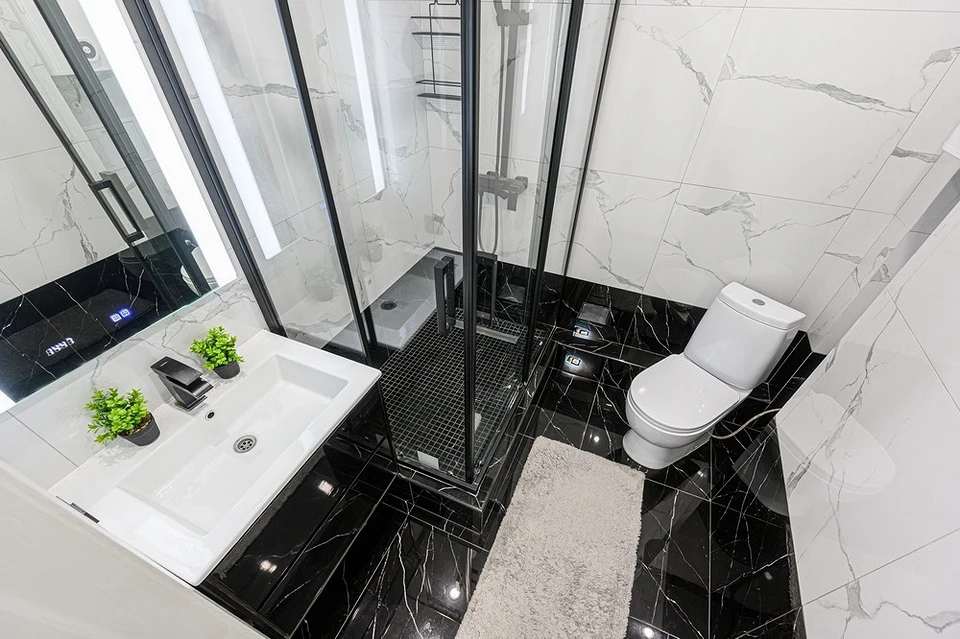 темный глянец в мокрой зоне